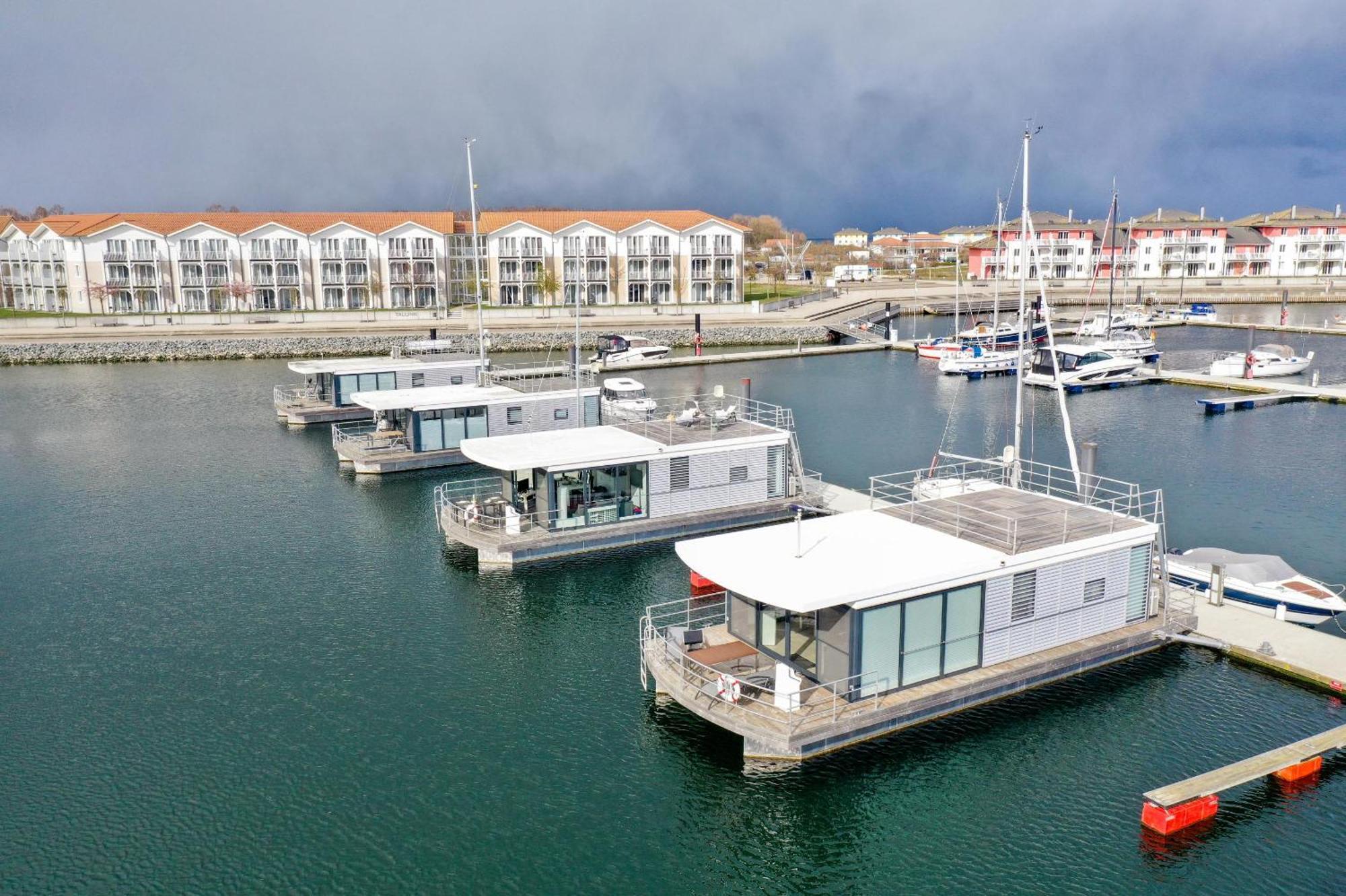 Exklusives Ostsee-Hausboot, Kueche Mit Spueler, Tv, Grosse Sonnenterrasse, 3X Kostenfreie Kfz-Parkplaetze, Klimaanlage, Bis Zu 6 Personen, 2X Baeder, Waschmaschine Boltenhagen  Bagian luar foto