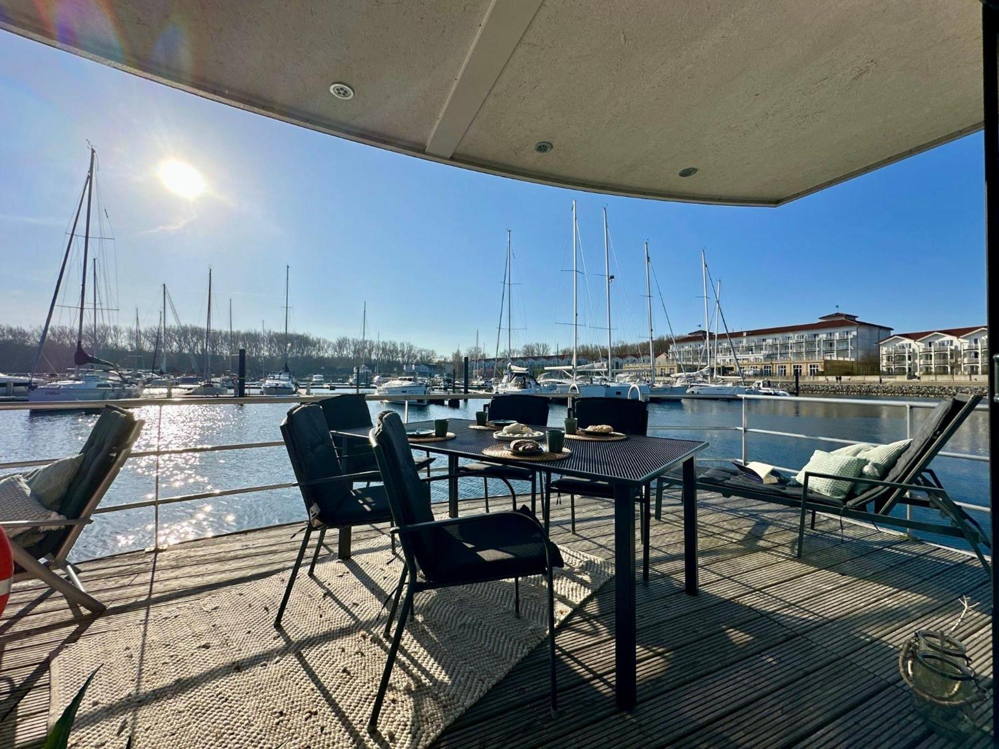Exklusives Ostsee-Hausboot, Kueche Mit Spueler, Tv, Grosse Sonnenterrasse, 3X Kostenfreie Kfz-Parkplaetze, Klimaanlage, Bis Zu 6 Personen, 2X Baeder, Waschmaschine Boltenhagen  Bagian luar foto
